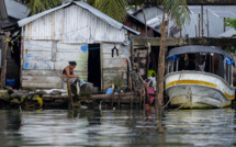 Face à la montée des eaux, des indigènes abandonnent leur îlot des Caraïbes
