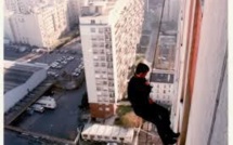 Un Russe descendait en rappel pour espionner sa compagne, une voisine coupe la corde