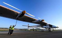 Solar Impulse 2 a décollé pour un tour du monde: "l'aventure a commencé"