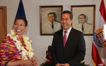 Marcel Tuihani reçoit George Pau-Langevin  à l’Assemblée de la Polynésie française.