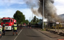 Une roulotte en feu à Paea au PK 19,5 : la route est fermée