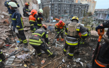 Ukraine: deux morts dans une nouvelle frappe au lendemain d'un carnage dans un village