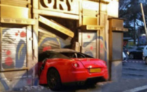 Il confie sa Ferrari à un voiturier... qui défonce une vitrine