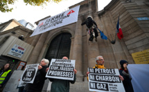 Action coup de poing devant des ministères pour dénoncer l'"inaction climatique" du gouvernement