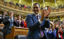 Espagne: Pedro Sánchez prête serment, l'opposition de droite ne désarme pas