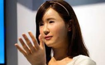Japon: une hôtesse androïde dans un grand magasin