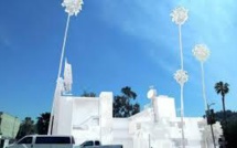 Blanc jusqu'aux palmiers, un motel transformé en sculpture géante à Los Angeles