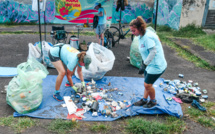 La plage de Taunoa sous les déchets
