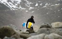 Surfeurs de l'extrême au-dessus du cercle polaire arctique