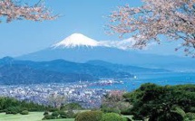 Japon: un volcan entre en activité dans une région touristique