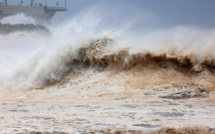 La Réunion confinée sous la menace d'un cyclone historique