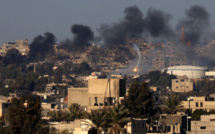 Gaza: Israël poursuit ses frappes, "médicaments contre aide" en cours d'acheminement