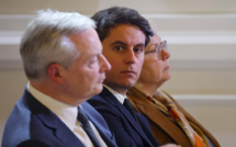 Le camp Macron en service après-vente, les oppositions n'achètent pas