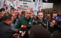 Les agriculteurs attendent les annonces du gouvernement, les blocages menacent Paris