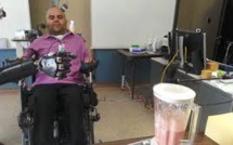 Un tétraplégique actionne un bras artificiel par la pensée