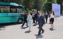 Déplacement d’Edouard Fritch en Chine : visite à l’APCAE et remise d’un bus électrique