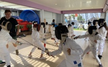 Guéguerre à fleurets tirés dans le milieu polynésien de l'escrime