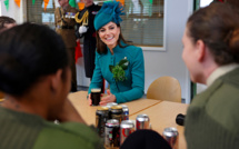 Nouvelles images de la princesse Kate, souriante, avec William