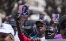 Sénégal: le candidat antisystème déclaré proche de la victoire, le camp du pouvoir conteste
