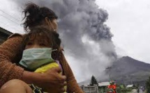 Indonésie: plus de 10.000 personnes évacuées après des éruptions du volcan Sinabung