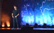 Le stade de la Punaruu plié de rire grâce à Kev Adams