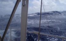 Un couple de plaisanciers remorqués à Rangiroa par les sauveteurs en mer