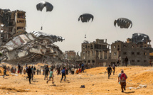 Israël bombarde Gaza après l'approbation de l'aide militaire par le Sénat américain