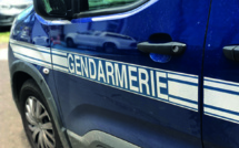 ​Il asperge sa compagne avec de l'essence