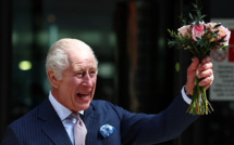 Le roi Charles III souriant reprend ses activités publiques en dépit de son cancer
