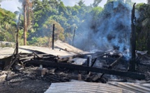 Une maison emportée par le feu à Papeari