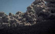 Indonésie: un volcan en éruption bloque des milliers de touristes dans des aéroports