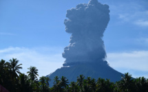 Indonésie: le volcan Ibu projette une énorme colonne de cendres