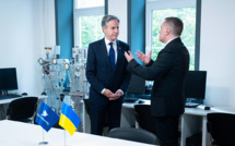 Ukraine: Blinken rassure Kiev sur l'aide militaire, Moscou dit "avancer" dans le nord-est