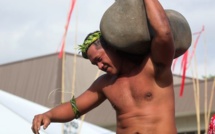 Sports Traditionnels – le ‘Géant’ de Tubuai bat le record du lever de pierre.
