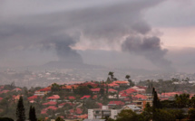 "Cagoules et bâtons" en Nouvelle-Calédonie: des touristes bloqués par les émeutes