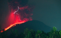 Indonésie: des centaines d'évacuations après une nouvelle éruption du volcan Ibu
