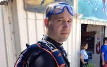 Un abbé troque sa soutane pour un parachute