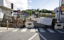 Un septième mort en Nouvelle-Calédonie, en proie à l'incertitude après la venue de Macron