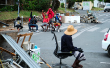 Sur les barrages de Nouméa, deux camps, une certitude: Macron n'a rien réglé