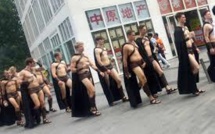 La police de Pékin repousse l'invasion des Spartiates