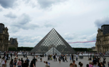 JO-2024: la flamme poursuit sa traversée de Paris, entre quartiers chics et populaires