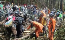 Accident d'avion en Indonésie: premiers corps évacués de la jungle