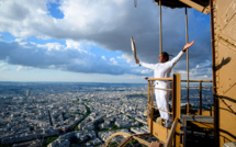 JO-2024: la flamme traverse Paris, en passant par le sommet de la tour Eiffel