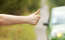 Elle les prend en stop dans la montée de Te Maru Ata, ils volent sa voiture pour la remercier