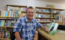 Patrick Chastel signe ʽŌmāmaʽo le Monarque de Tahiti