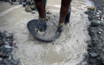 Macron plaide en Guyane pour l'augmentation de l'activité aurifère avec des "mines responsables"