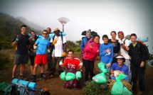 Des cimes de l'Aorai, 50 kg de déchets redescendus dans la vallée