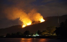 Vallée de Papehue : Le flanc de colline est en feu