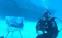 Ils sont 6 peintres sous-marins dans le monde dont Marion H. Gérard, actuellement au fenua