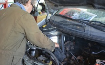 Au garage participatif de Taunoa chacun met les mains dans le cambouis